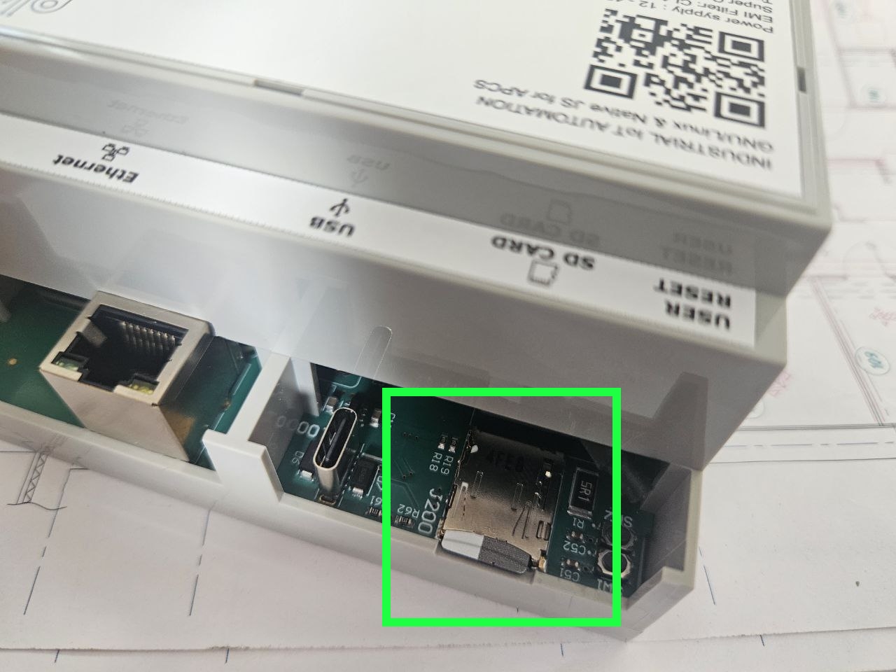 Установка microSD в устройство